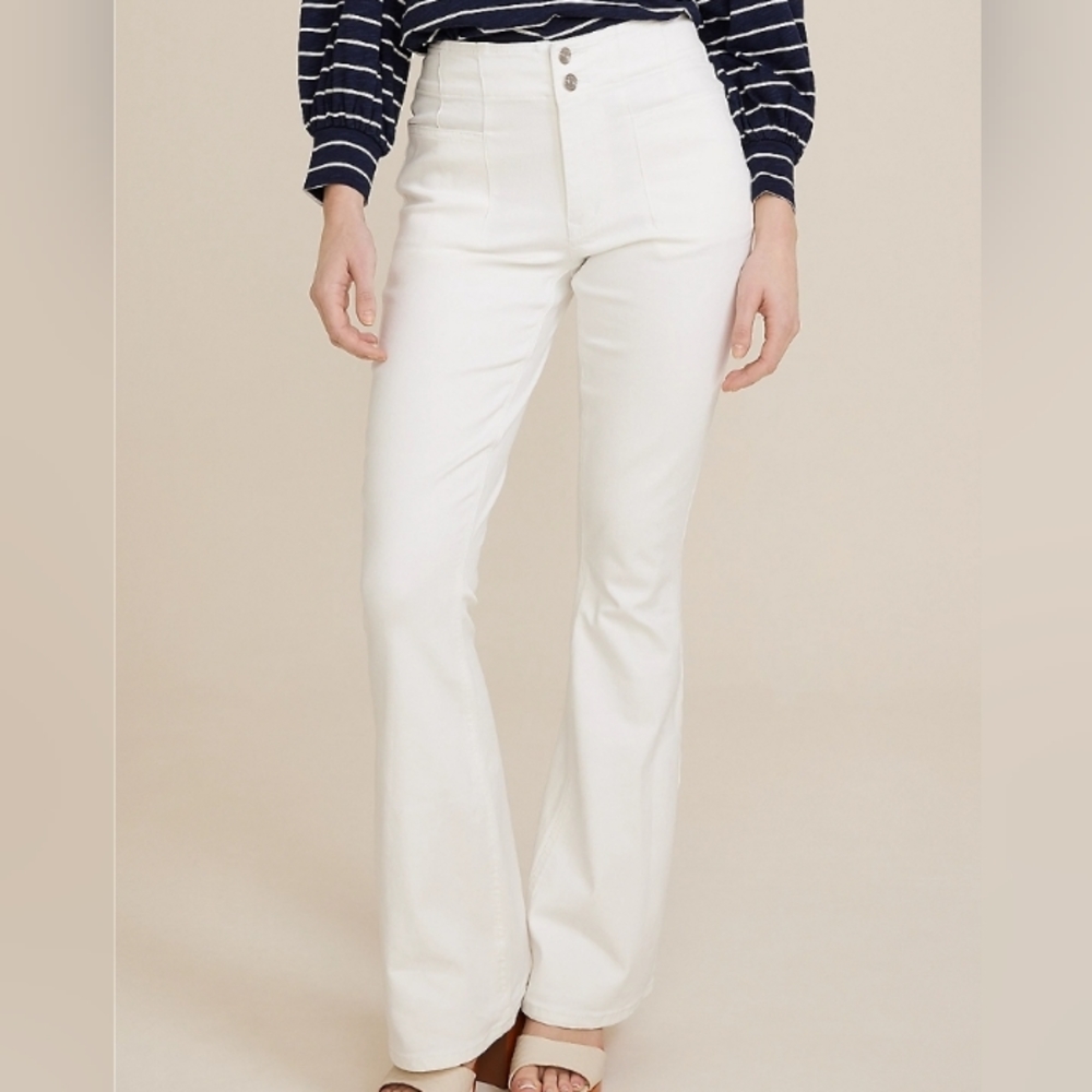 Maurices CURVY fit m jeans, Flare, high rise, 12 SHORT. White.